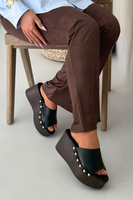 Moteriškos šlepetės ant platformos su kniedėmis juodos spalvos Taireline