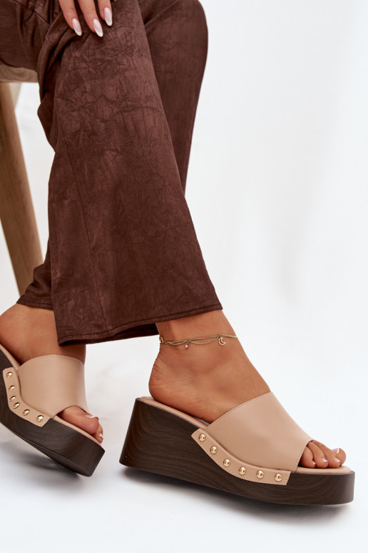 Moteriškos šlepetės ant platformos su aukso spalvos smeigėmis smėlio spalvos Arionne