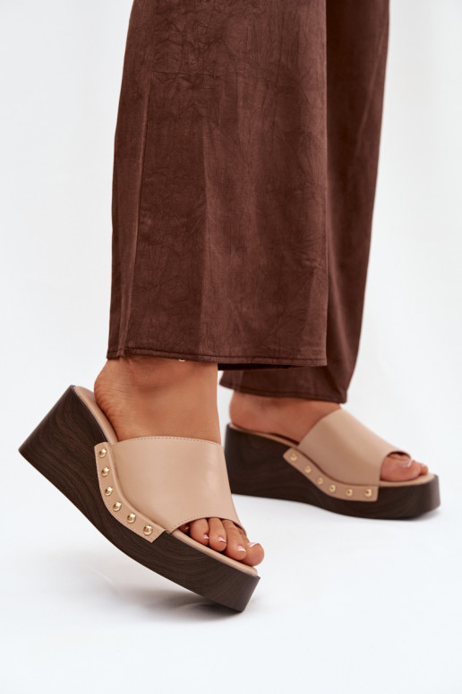 Moteriškos šlepetės ant platformos su aukso spalvos smeigėmis smėlio spalvos Arionne