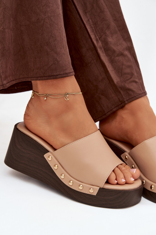 Moteriškos šlepetės ant platformos su aukso spalvos smeigėmis smėlio spalvos Arionne