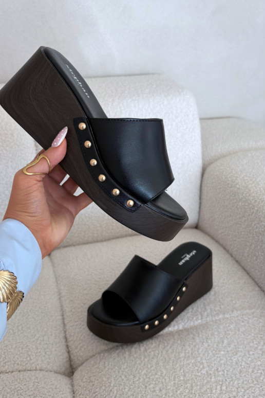 Moteriškos šlepetės ant platformos su aukso spalvos smeigėmis juodos spalvos Arionne