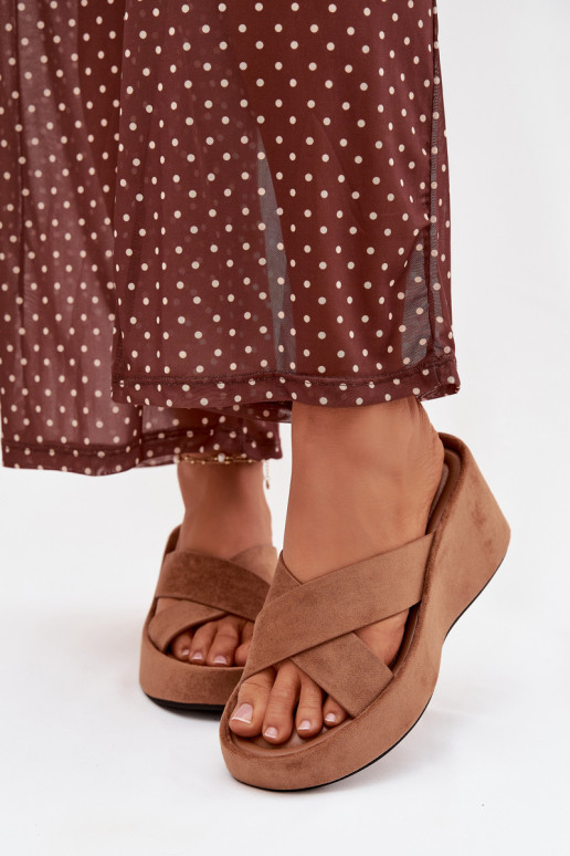 Rudos spalvos moteriškos šlepetės ant platformos iš dirbtinio zomšo „Calorine"