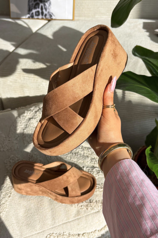 Rudos spalvos moteriškos šlepetės ant platformos iš dirbtinio zomšo „Calorine"