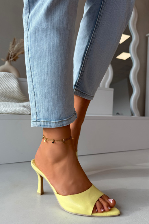 Moteriškos geltonos spalvos lakuotos šlepetės su kulniukais Lirissa