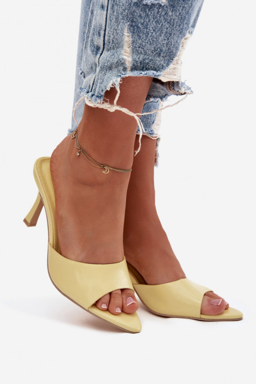 Moteriškos geltonos spalvos lakuotos šlepetės su kulniukais Lirissa