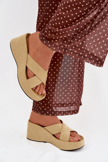 Geltonos spalvos moteriškos šlepetės ant platformos iš dirbtinio zomšo „Calorine"