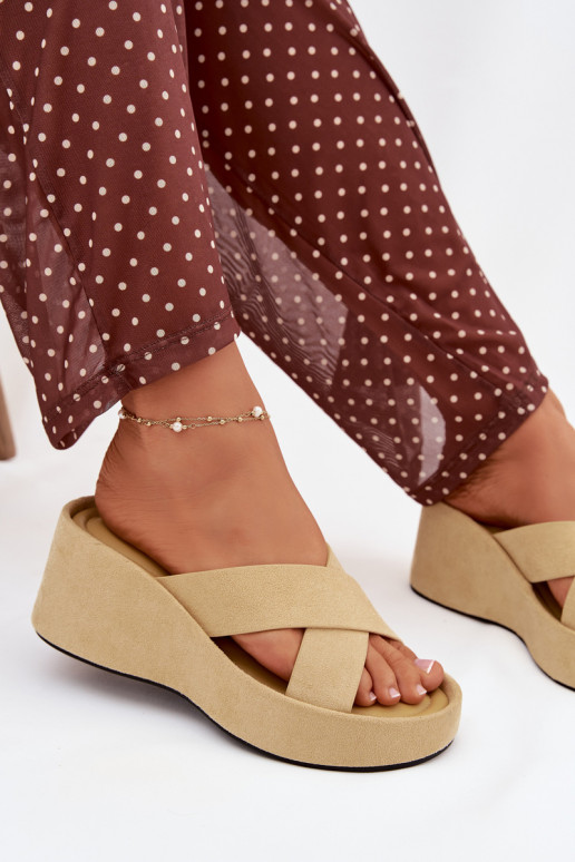 Geltonos spalvos moteriškos šlepetės ant platformos iš dirbtinio zomšo „Calorine"