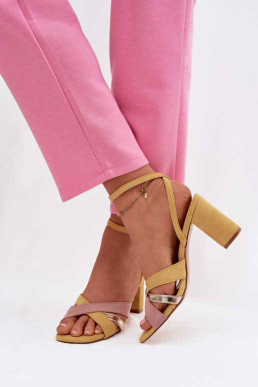 Moteriškos aukštakulnės basutės su juostelėmis iš eko zomšosoĮe geltonos spalvos Karilora