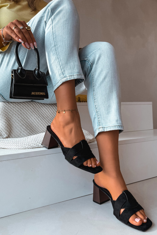 Moteriškos šlepetės su kulniukais su juostelėmis iš eko zomšosoĮe juodos spalvos Corivelle