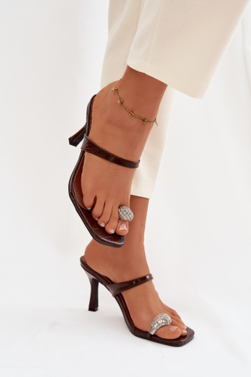 Moteriškos šlepetės su plonais kulniukais Su puošniais Detalem CzekoladoĮe Lorissa