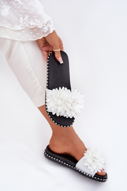 Moteriškos šlepetės Ozdobione su gėlių motyvaisami baltos spalvos Cellanen