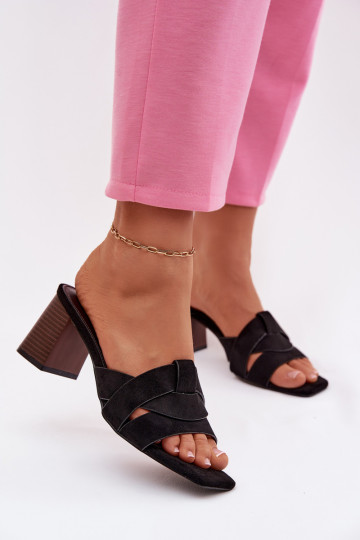 Moteriškos šlepetės su kulniukais ir juostelėmis iš dirbtinio zomšo, juodos spalvos, Corivelle