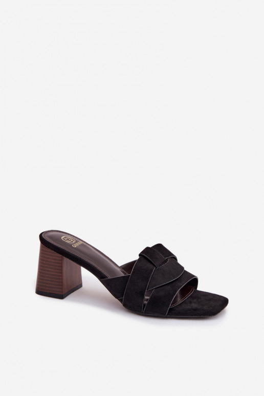 Moteriškos šlepetės su kulniukais ir juostelėmis iš dirbtinio zomšo, juodos spalvos, Corivelle