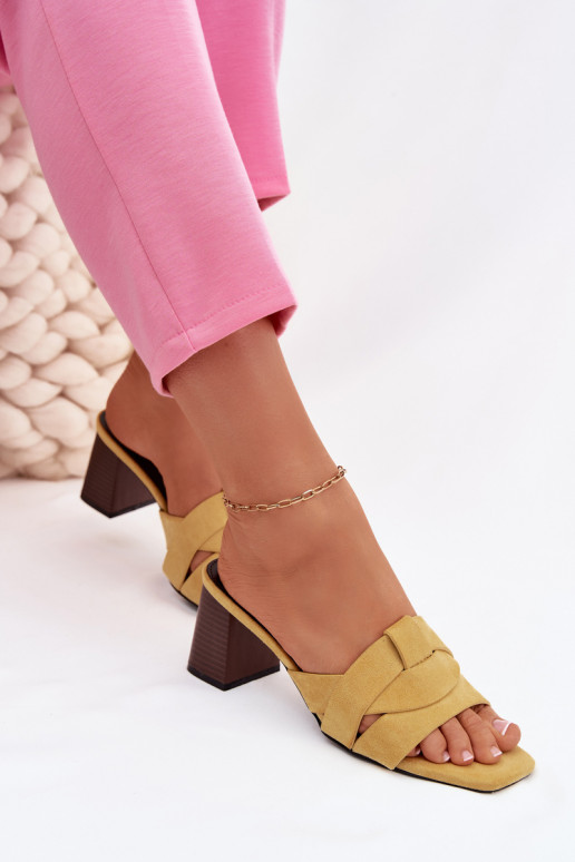 Moteriškos šlepetės su kulniukais ir juostelėmis iš dirbtinio zomšo geltonos spalvos Corivelle