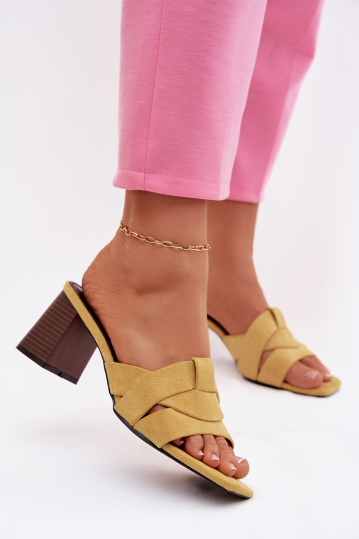 Moteriškos šlepetės su kulniukais ir juostelėmis iš dirbtinio zomšo geltonos spalvos Corivelle