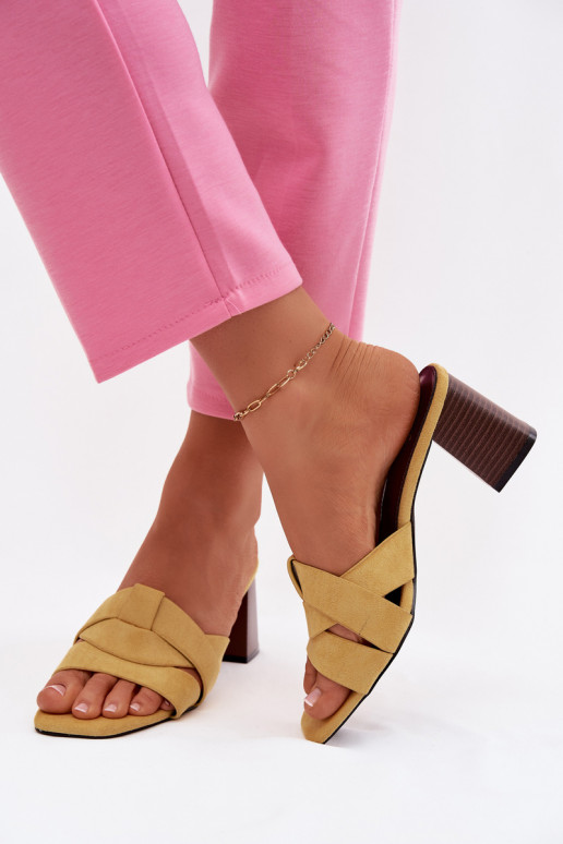 Moteriškos šlepetės su kulniukais ir juostelėmis iš dirbtinio zomšo geltonos spalvos Corivelle