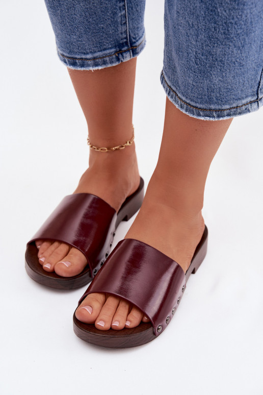 Moteriškos šlepetės su kniedėmis su plačiais kulniukais bordo spalvos Brinalle