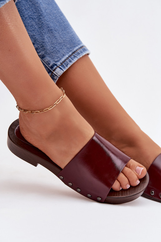 Moteriškos šlepetės su kniedėmis su plačiais kulniukais bordo spalvos Brinalle