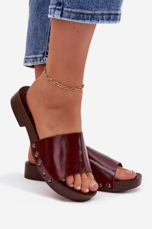 Moteriškos šlepetės su kniedėmis su plačiais kulniukais bordo spalvos Brinalle