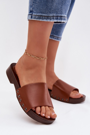 Moteriškos šlepetės su kniedėmis su plačiais kulniukais rudos spalvos Brinalle 2