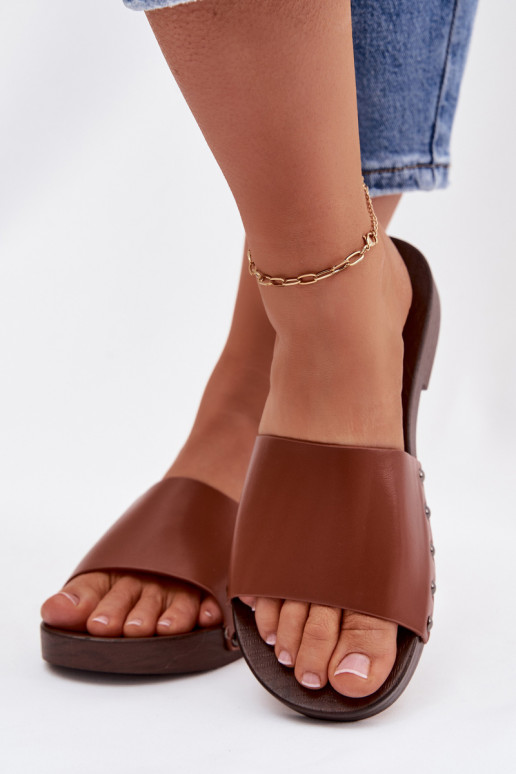 Moteriškos šlepetės su kniedėmis su plačiais kulniukais rudos spalvos Brinalle