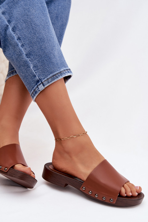 Moteriškos šlepetės su kniedėmis su plačiais kulniukais rudos spalvos Brinalle