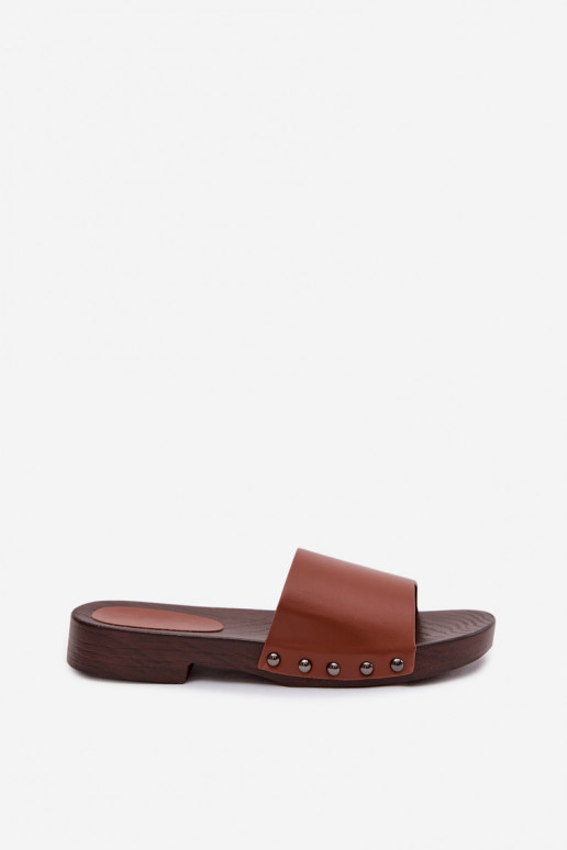 Moteriškos šlepetės su kniedėmis su plačiais kulniukais rudos spalvos Brinalle