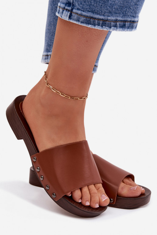 Moteriškos šlepetės su kniedėmis su plačiais kulniukais rudos spalvos Brinalle