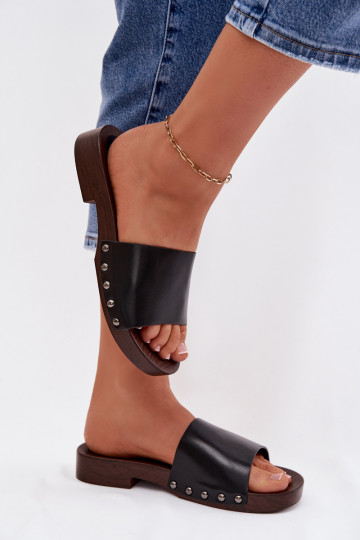 Moteriškos šlepetės su kniedėmis su plačiais kulniukais juodos spalvos Brinalle