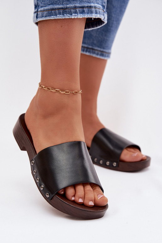 Moteriškos šlepetės su kniedėmis su plačiais kulniukais juodos spalvos Brinalle