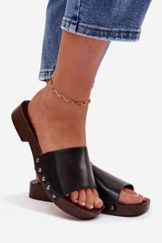 Moteriškos šlepetės su kniedėmis su plačiais kulniukais juodos spalvos Brinalle