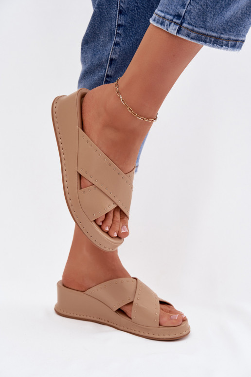 Dekoruotos Moteriškos šlepetės Ant platformos iš eko odos smėlio spalvos Calorissa