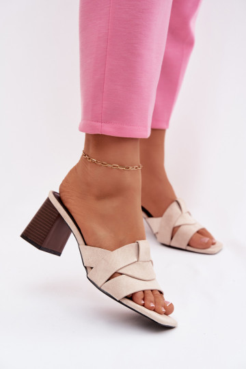 Moteriškos šlepetės su kulniukais su juostelėmis iš eko zomšosoĮe smėlio spalvos Corivelle