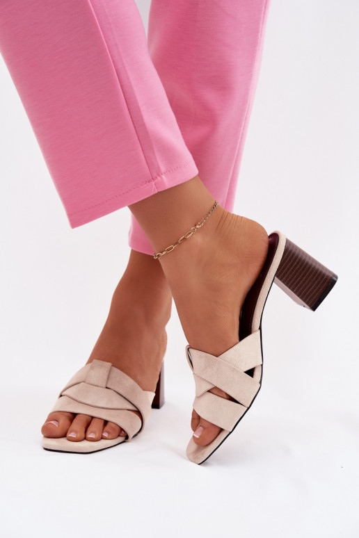 Moteriškos šlepetės su kulniukais su juostelėmis iš eko zomšosoĮe smėlio spalvos Corivelle