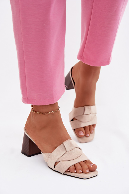 Moteriškos šlepetės su kulniukais su juostelėmis iš eko zomšosoĮe smėlio spalvos Corivelle