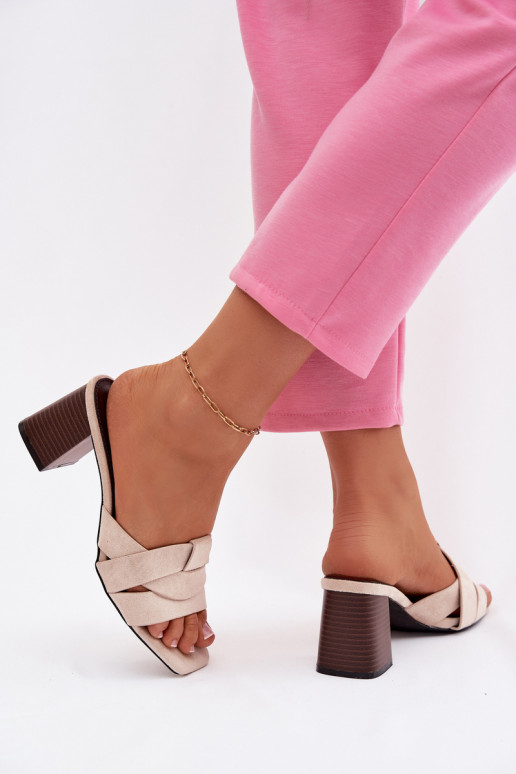 Moteriškos šlepetės su kulniukais su juostelėmis iš eko zomšosoĮe smėlio spalvos Corivelle