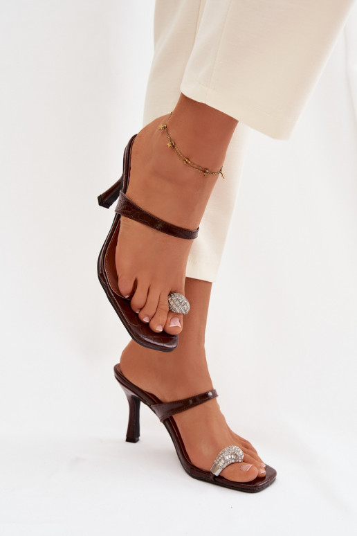 Moteriškos šokoladinės spalvos šlepetės su plonais kulniukais ir puošniomis detalėmis Lorissa