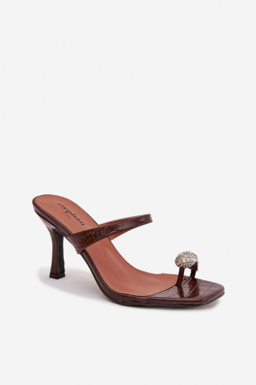 Moteriškos šokoladinės spalvos šlepetės su plonais kulniukais ir puošniomis detalėmis Lorissa