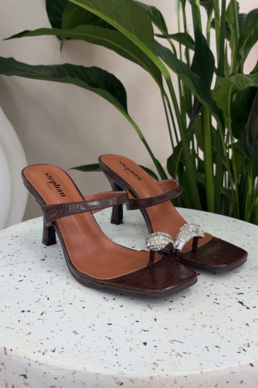 Moteriškos šokoladinės spalvos šlepetės su plonais kulniukais ir puošniomis detalėmis Lorissa