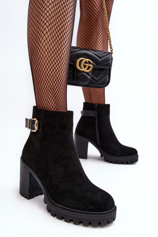 iš zomšos Aulinukai su aukštais kulnais su ornamentais juodos spalvos Menoria