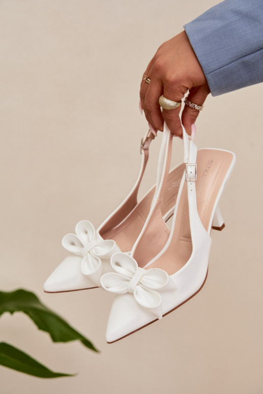 Moteriškos basutės su plonais kulniukais su kaspinais baltos spalvos Jonera