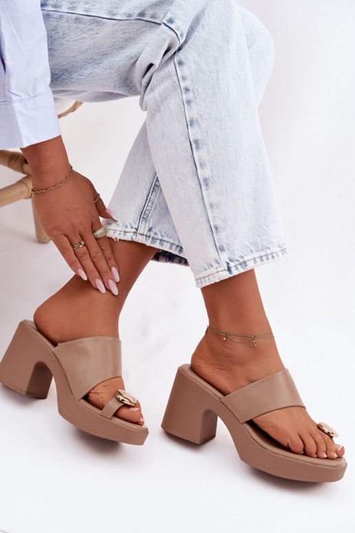 Moteriškos šlepetės Įjungta SłupkoĮym Obcasie Ze aukso spalvosm Detalem smėlio spalvos Sinora