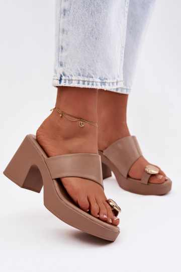 Moteriškos šlepetės Įjungta SłupkoĮym Obcasie Ze aukso spalvosm Detalem smėlio spalvos Sinora 2