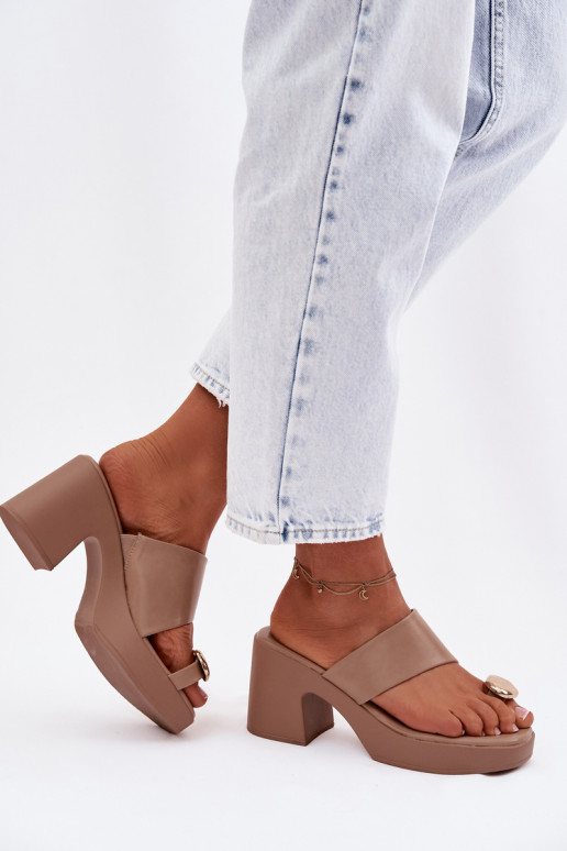 Moteriškos šlepetės Įjungta SłupkoĮym Obcasie Ze aukso spalvosm Detalem smėlio spalvos Sinora