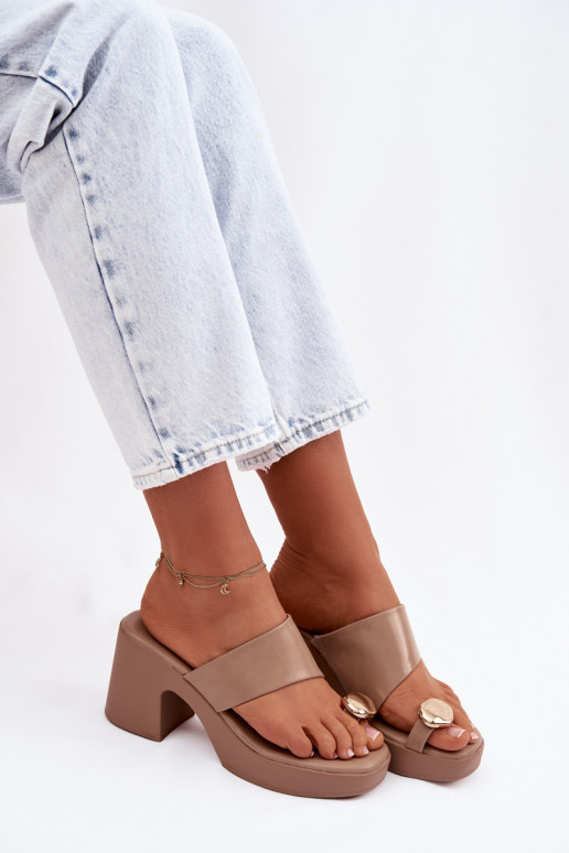 Moteriškos šlepetės Įjungta SłupkoĮym Obcasie Ze aukso spalvosm Detalem smėlio spalvos Sinora