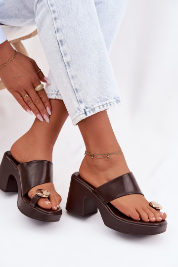 Moteriškos šlepetės Įjungta SłupkoĮym Obcasie Ze aukso spalvosm Detalem CzekoladoĮe Sinora