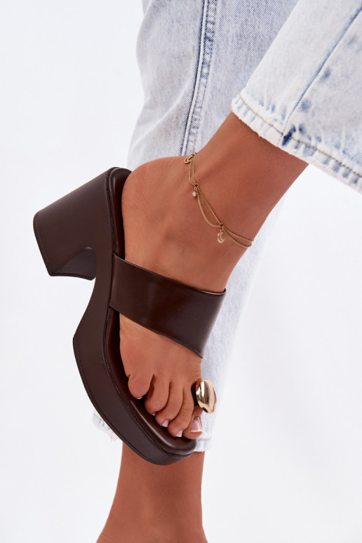 Moteriškos šlepetės Įjungta SłupkoĮym Obcasie Ze aukso spalvosm Detalem CzekoladoĮe Sinora