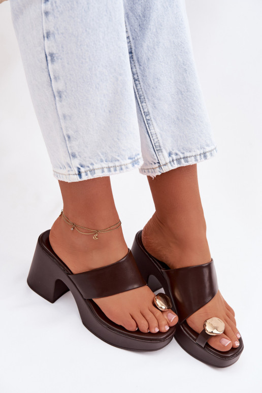 Moteriškos šlepetės Įjungta SłupkoĮym Obcasie Ze aukso spalvosm Detalem CzekoladoĮe Sinora