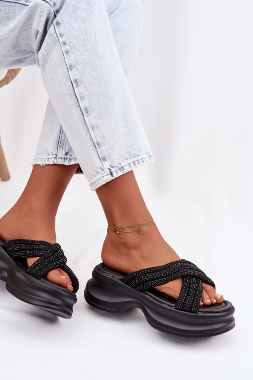 Moteriškos šlepetės su platforma Ze Zdobionymi Paskami juodos spalvos Eslira