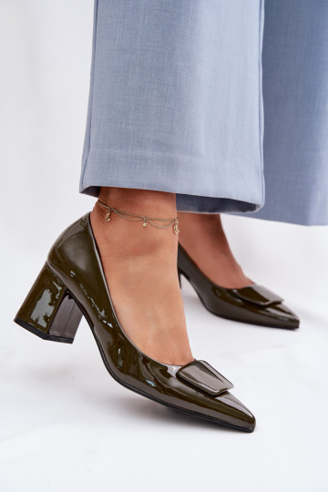 su lako efektu Bateliai su kulniukais su ornamentais chaki spalvos Isoline